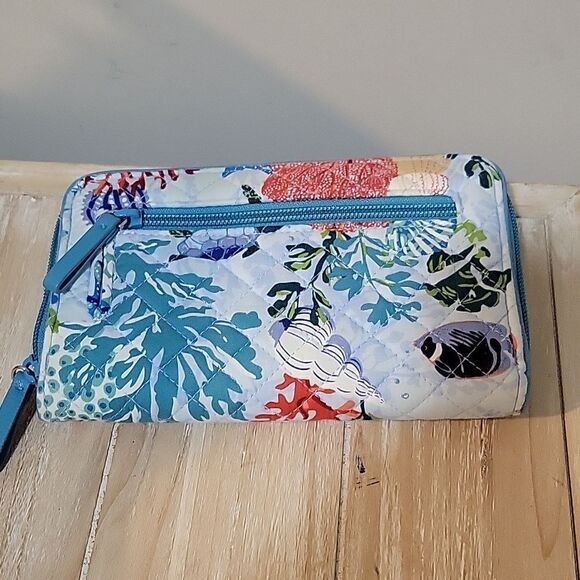 Vera Bradley RFID iconic turnkey Wallet in Shore Thing - Picture 3 of 9